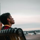 ベンチに座る二人の男性