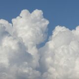 青空に浮かぶふわふわの雲