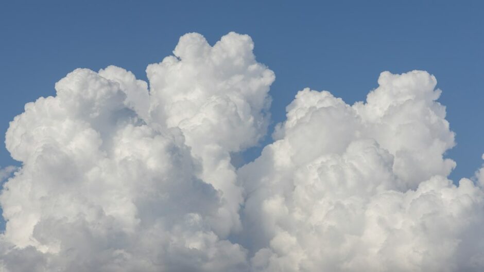 青空に浮かぶふわふわの雲