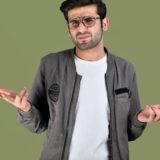 首をかしげる男性