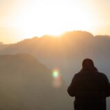 山に向かって立つ人