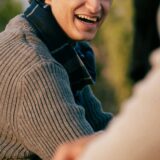 屋外で笑う男性