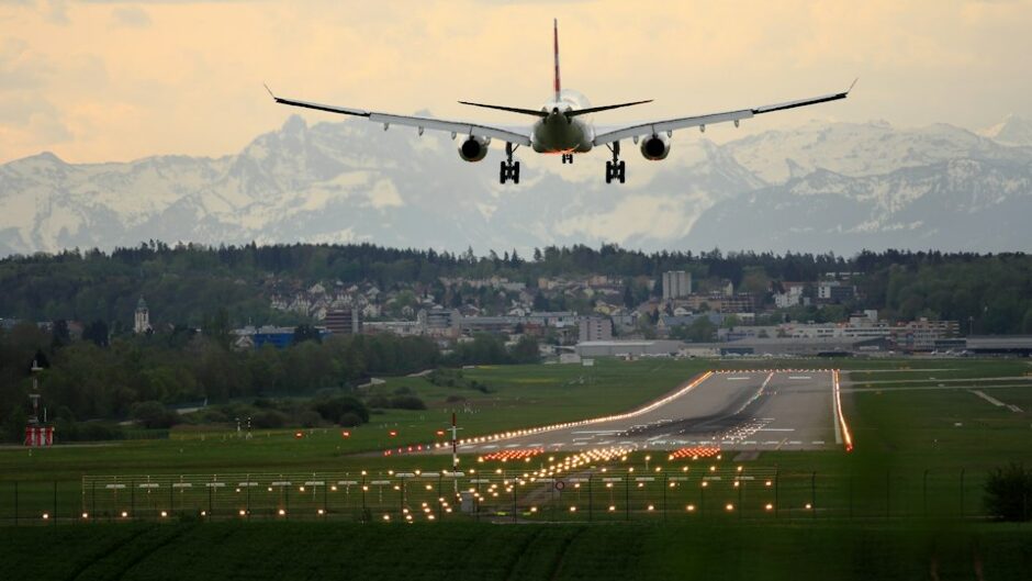 着陸する飛行機