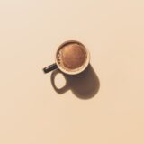 茶色い陶器のカップ