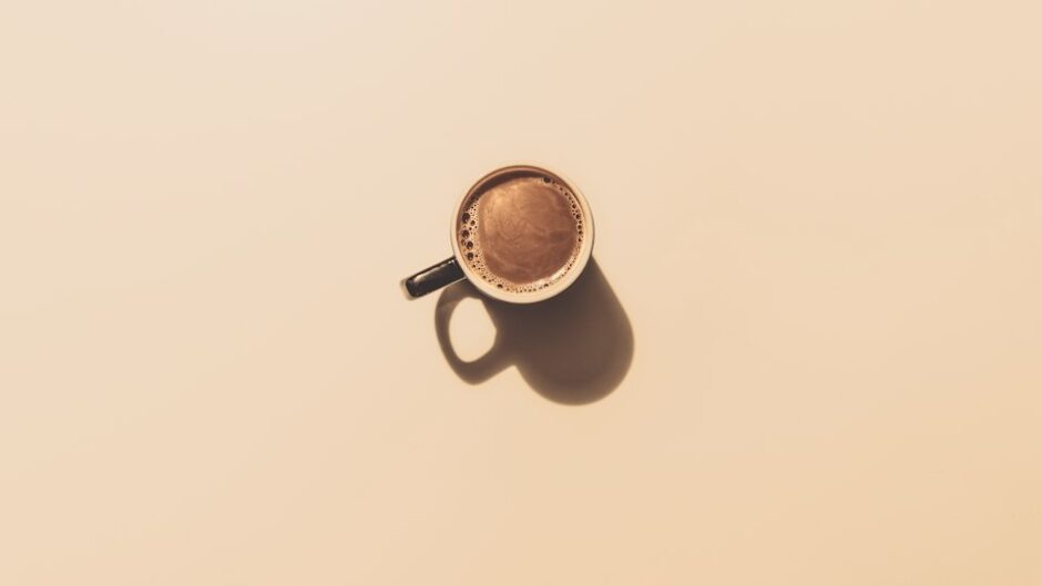 茶色い陶器のカップ