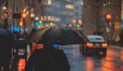 「it’s really coming down」の意味とは？「かなり降ってる」をネイティブが使う表現を解説
