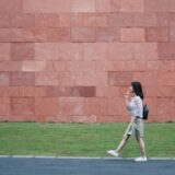 急いで歩く女性
