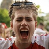 サッカーの試合を熱狂的に応援するファン
