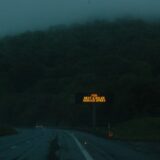 霧に包まれた山