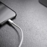 スマートフォンを充電する様子