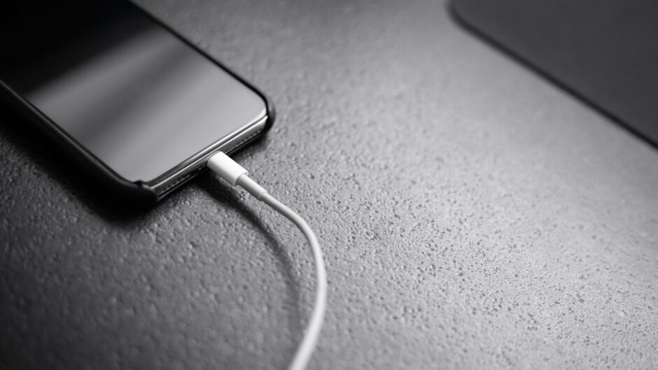 スマートフォンを充電する様子