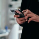 スマートフォンを操作する手