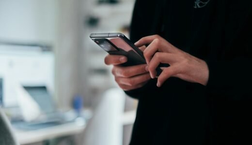 「I friended her on Facebook.」の意味とは？「FBで彼女と友達になった！」をネイティブが使う表現を解説