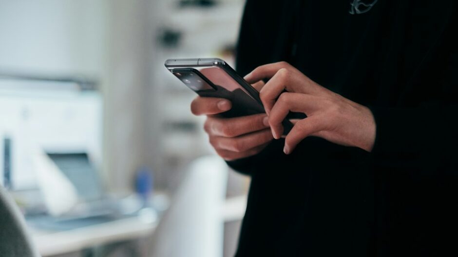 スマートフォンを操作する手