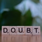 迷いを表す木製ブロック