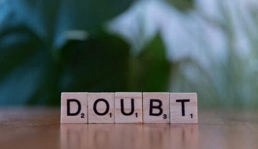 「Go with your gut.」の意味とは？「直感を信じろ！」をネイティブが使う表現を解説