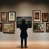 美術館で絵画を鑑賞する女性