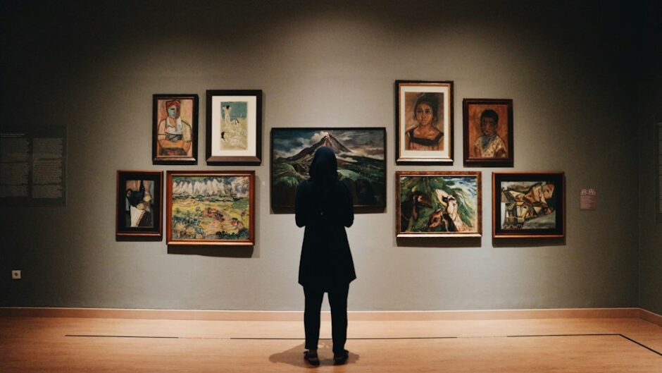 美術館で絵画を鑑賞する女性
