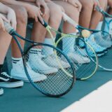 テニスコートでラケットを手に練習前の様子