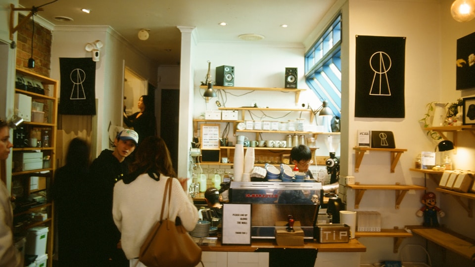 カフェのカウンターに並ぶ人々