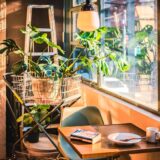 窓辺に机と椅子が並ぶ静かな部屋