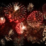 夜空に打ち上がる黄色と赤の花火