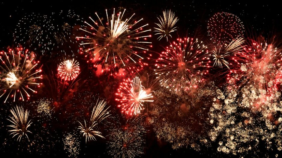 夜空に打ち上がる黄色と赤の花火