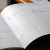 予定が書き込まれた月間カレンダー