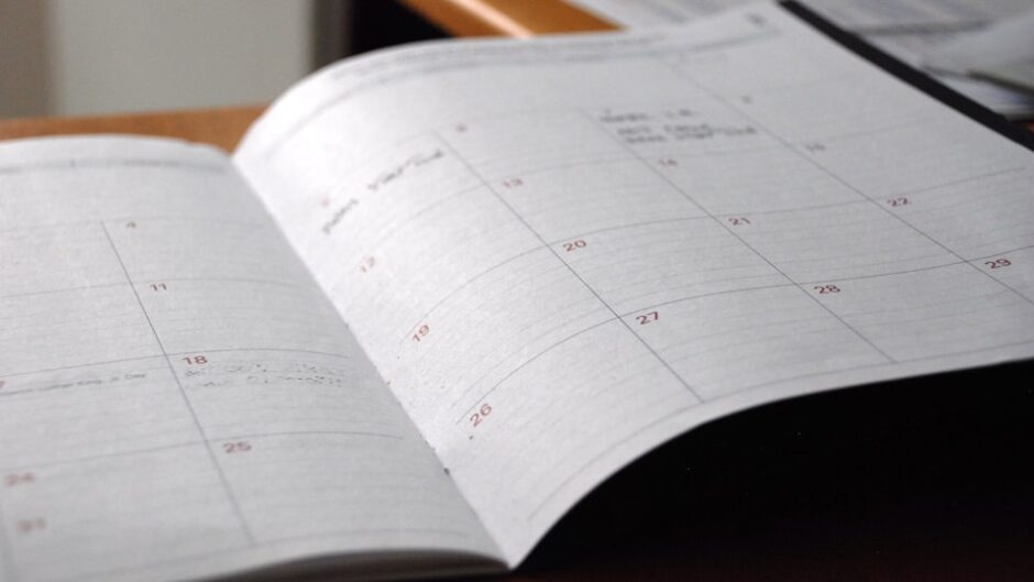 予定が書き込まれた月間カレンダー