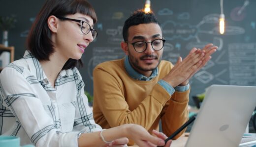 「take me through」の意味とは？「詳しく説明して」をexplainを使わず表す英語表現