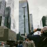 初めて訪れた街で写真を撮る旅行者