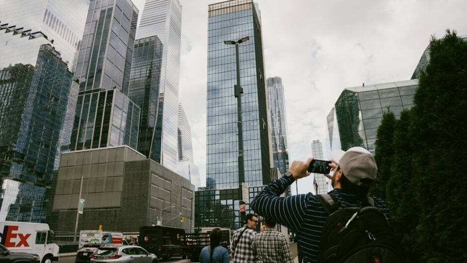 初めて訪れた街で写真を撮る旅行者