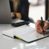 紙に書き込む人の手元