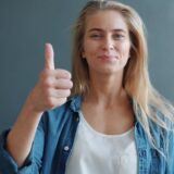 親指を立てて即決する様子