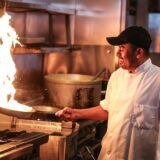 シェフが料理を作る様子