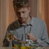 珍しい食べ物を味わう様子