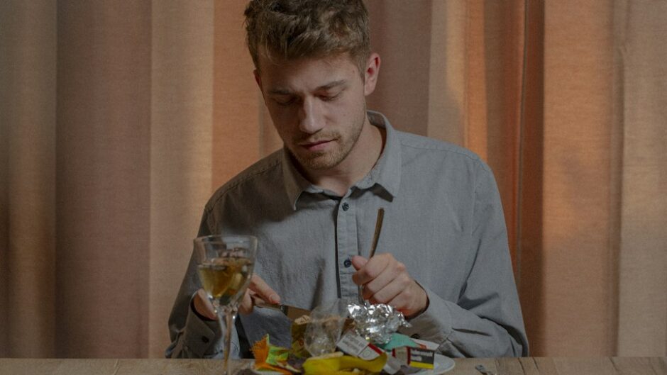 珍しい食べ物を味わう様子