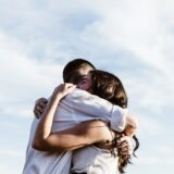 抱き合って慰め合う様子