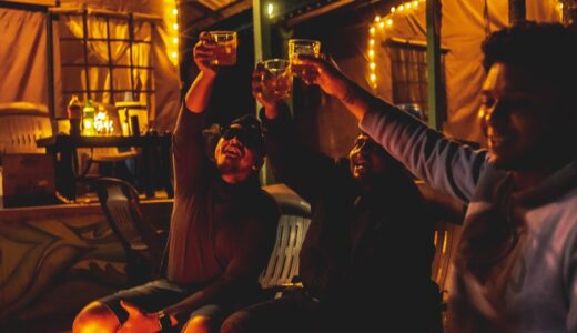 「Don't be yourself」の意味とは？「はめを外しなよ」をネイティブが使う表現を解説
