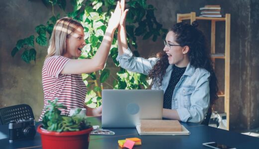 「Don't leave me hanging」の意味とは？「放置しないで・じらさないで」をネイティブが使う表現を解説