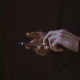 夜にスマートフォンで通話する人