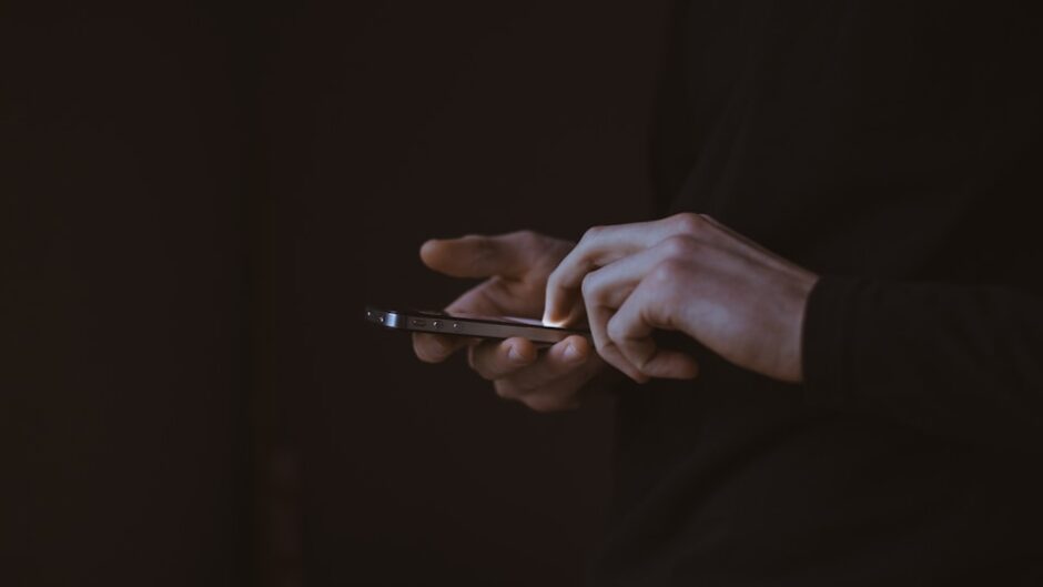 夜にスマートフォンで通話する人
