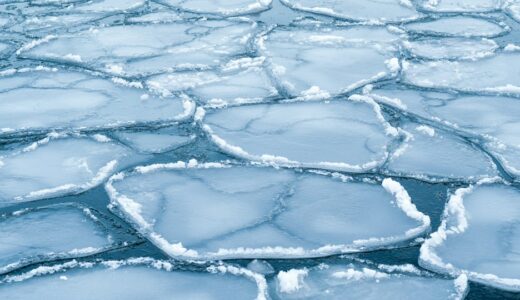 「He is walking on thin ice.」の意味とは？「彼は危ない橋を渡ってるね」をネイティブが使う表現を解説
