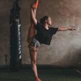 トレーニングする若者