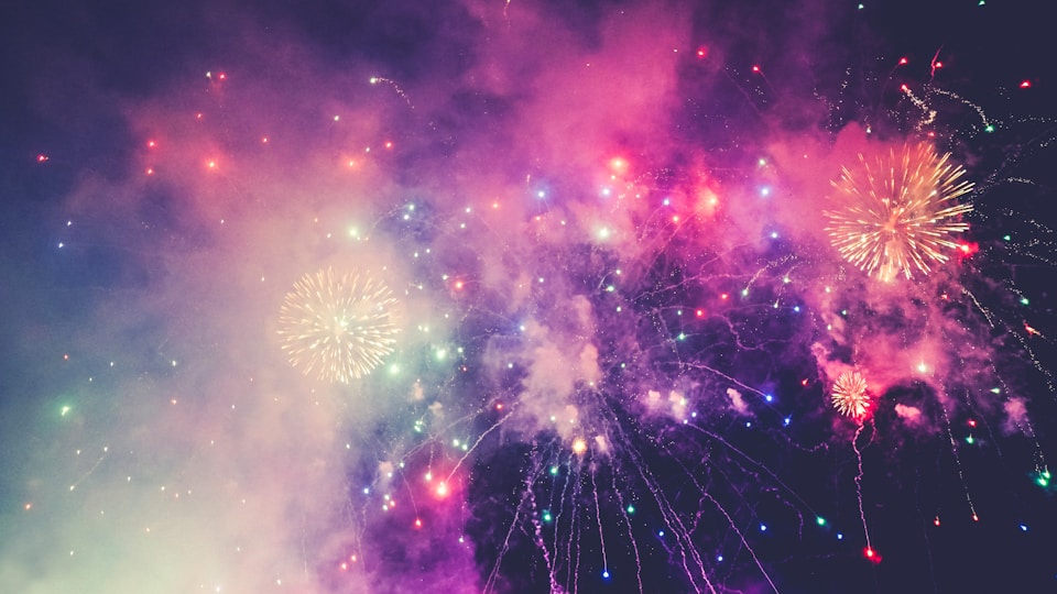 色とりどりの花火が夜空を彩る様子