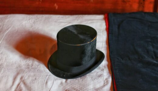 「keep it under your hat」の意味とは？「秘密にしておいて！」をネイティブが使う表現を解説