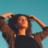 両手を上げてリラックスする女性
