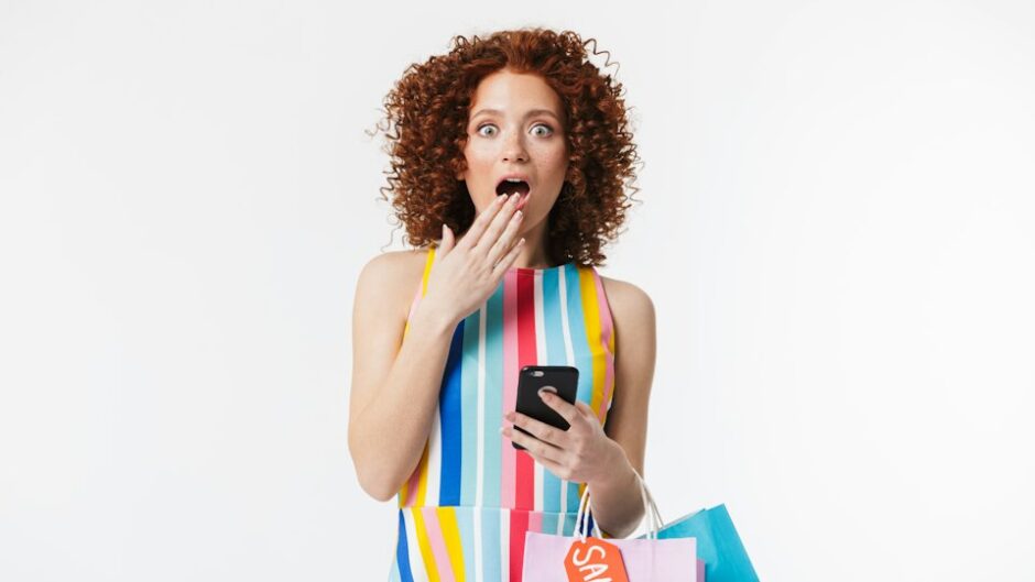 スマホを見て驚く女性