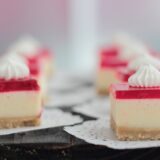 とても美味しそうなケーキが並ぶショーケース