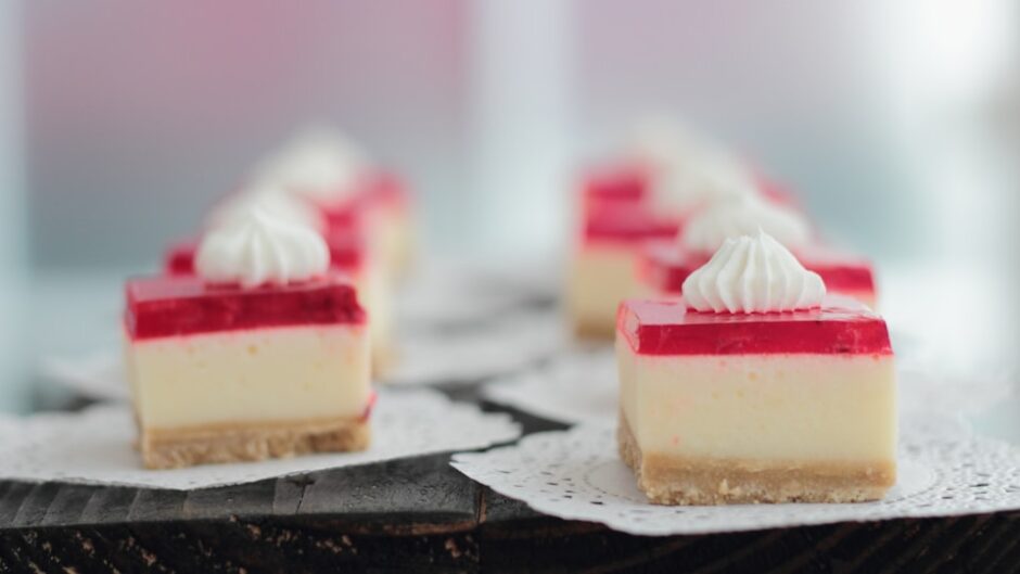 とても美味しそうなケーキが並ぶショーケース